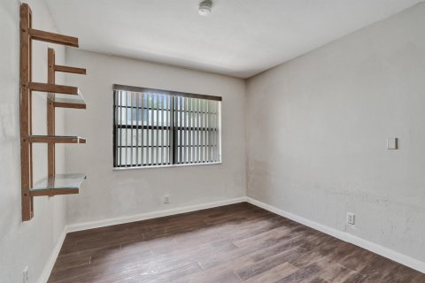 Condo in Lauderhill, Florida, 4 bedrooms  № 2382920 - photo 27
