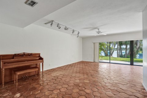 Condo in Lauderhill, Florida, 4 bedrooms  № 2382920 - photo 6