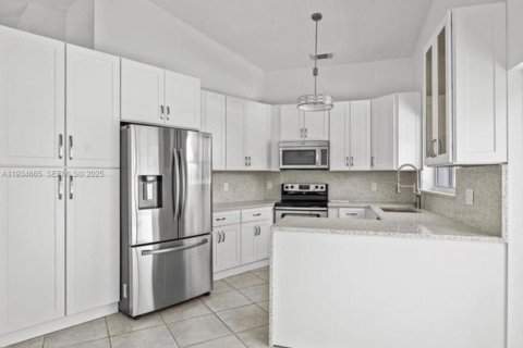 House in Pembroke Pines, Florida 3 bedrooms, 163.88 sq.m. № 1994560 - photo 3