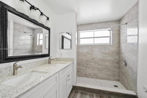 House in Pembroke Pines, Florida 3 bedrooms, 163.88 sq.m. № 1994560 - photo 6