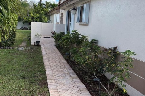 House in Pembroke Pines, Florida 3 bedrooms, 163.88 sq.m. № 1994560 - photo 7