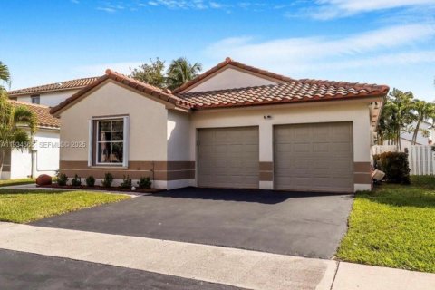 House in Pembroke Pines, Florida 3 bedrooms, 163.88 sq.m. № 1994560 - photo 1