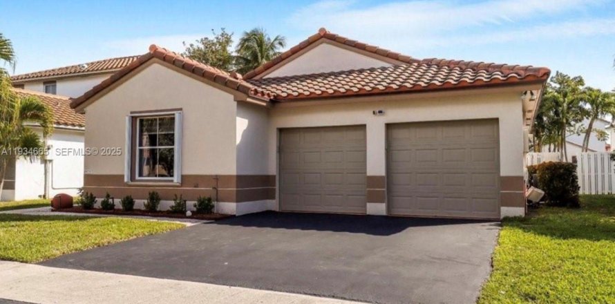 House in Pembroke Pines, Florida 3 bedrooms, 163.88 sq.m. № 1994560