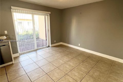 Townhouse in Sunrise, Florida 3 bedrooms, 118.54 sq.m. № 1881624 - photo 12