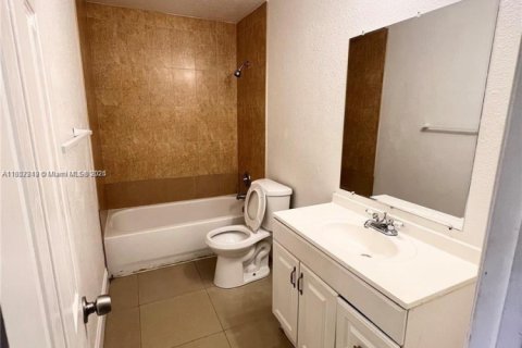 Townhouse in Sunrise, Florida 3 bedrooms, 118.54 sq.m. № 1881624 - photo 4
