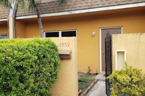 Townhouse in Sunrise, Florida 3 bedrooms, 118.54 sq.m. № 1881624 - photo 17
