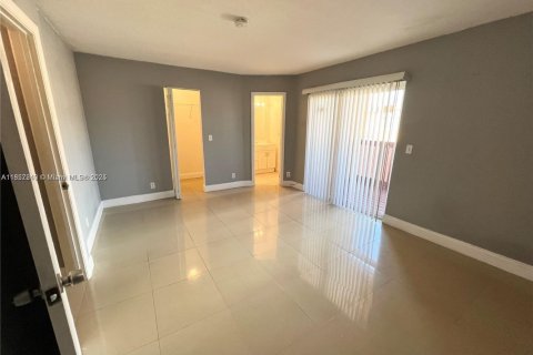 Townhouse in Sunrise, Florida 3 bedrooms, 118.54 sq.m. № 1881624 - photo 10