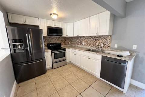 Townhouse in Sunrise, Florida 3 bedrooms, 118.54 sq.m. № 1881624 - photo 2