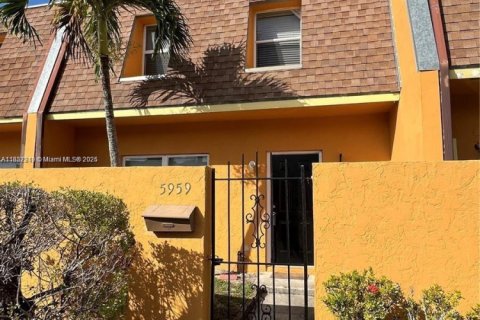 Townhouse in Sunrise, Florida 3 bedrooms, 118.54 sq.m. № 1881624 - photo 1