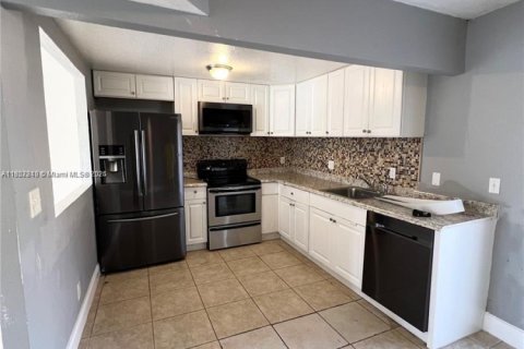 Townhouse in Sunrise, Florida 3 bedrooms, 118.54 sq.m. № 1881624 - photo 3