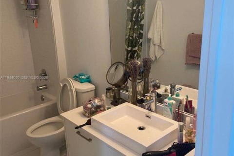 Condo in Miami, Florida, 1 bedroom  № 2000878 - photo 2