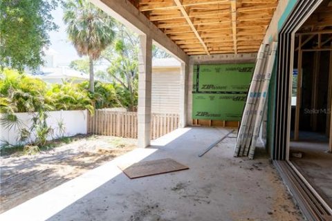House in Tampa, Florida 5 bedrooms, 425.68 sq.m. № 2103797 - photo 6