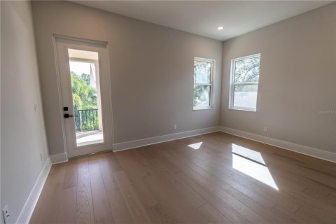 House in Tampa, Florida 5 bedrooms, 425.68 sq.m. № 2103797 - photo 30