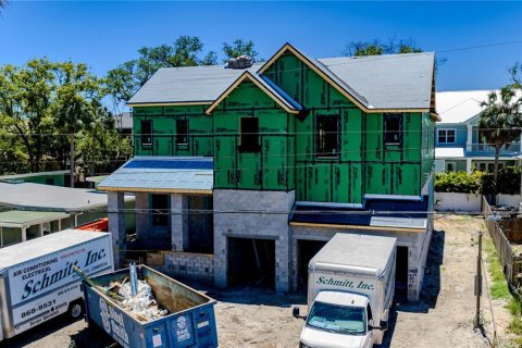 House in Tampa, Florida 5 bedrooms, 425.68 sq.m. № 2103797
