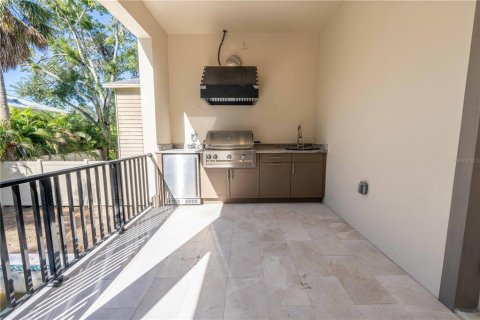 House in Tampa, Florida 5 bedrooms, 425.68 sq.m. № 2103797 - photo 20