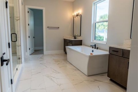 House in Tampa, Florida 5 bedrooms, 425.68 sq.m. № 2103797 - photo 22