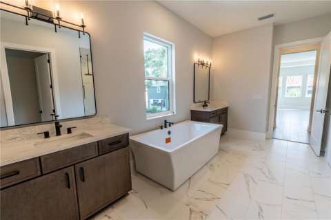 House in Tampa, Florida 5 bedrooms, 425.68 sq.m. № 2103797 - photo 25