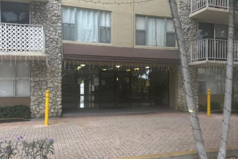 Condominio en North Miami, Florida, 1 dormitorio  № 2008402