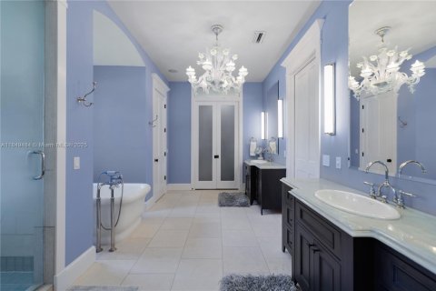 House in Miami Beach, Florida 5 bedrooms, 586.77 sq.m. № 1893327 - photo 14