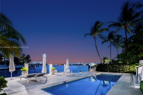 House in Miami Beach, Florida 5 bedrooms, 586.77 sq.m. № 1893327 - photo 24