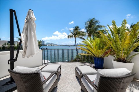 House in Miami Beach, Florida 5 bedrooms, 586.77 sq.m. № 1893327 - photo 13