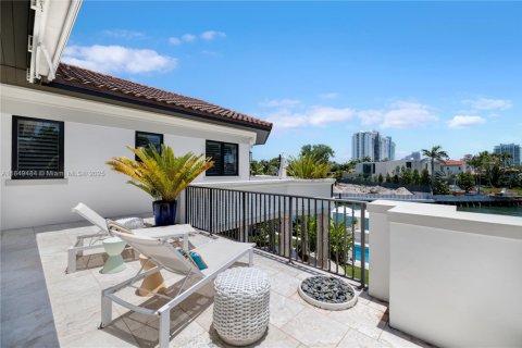 House in Miami Beach, Florida 5 bedrooms, 586.77 sq.m. № 1893327 - photo 15