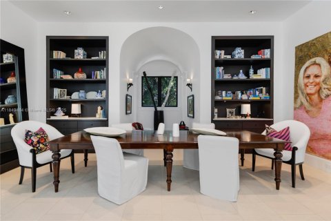 House in Miami Beach, Florida 5 bedrooms, 586.77 sq.m. № 1893327 - photo 9