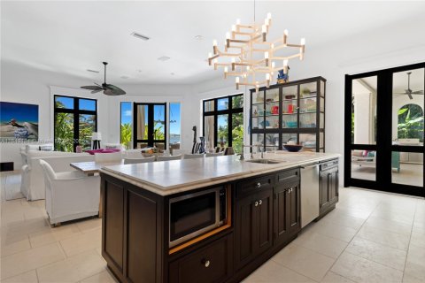 House in Miami Beach, Florida 5 bedrooms, 586.77 sq.m. № 1893327 - photo 10