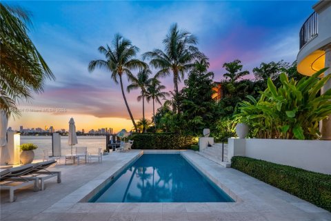 House in Miami Beach, Florida 5 bedrooms, 586.77 sq.m. № 1893327 - photo 1
