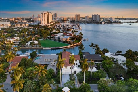House in Miami Beach, Florida 5 bedrooms, 586.77 sq.m. № 1893327 - photo 4