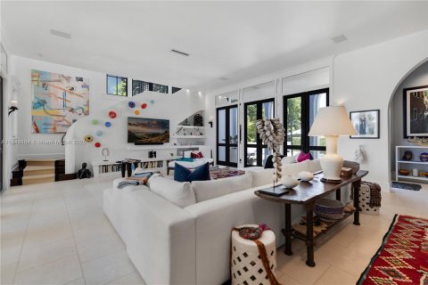 House in Miami Beach, Florida 5 bedrooms, 586.77 sq.m. № 1893327 - photo 8