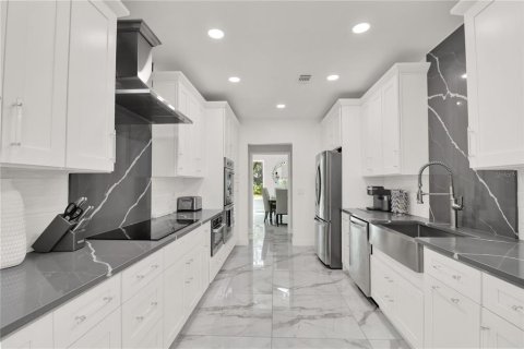 House in Tarpon Springs, Florida 5 bedrooms, 371.7 sq.m. № 1650183 - photo 8