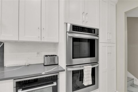 House in Tarpon Springs, Florida 5 bedrooms, 371.7 sq.m. № 1650183 - photo 10