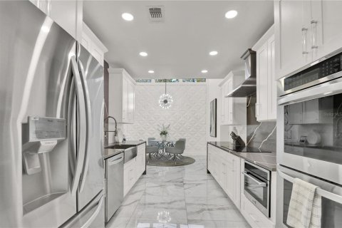 House in Tarpon Springs, Florida 5 bedrooms, 371.7 sq.m. № 1650183 - photo 7