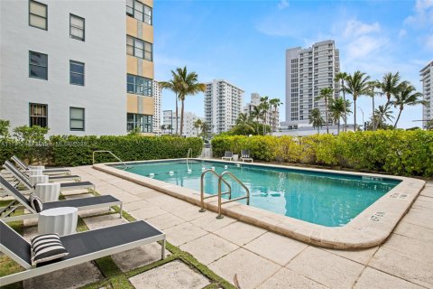 Condominio en venta en Miami Beach, Florida, 50.63 m2 № 1863595 - foto 17