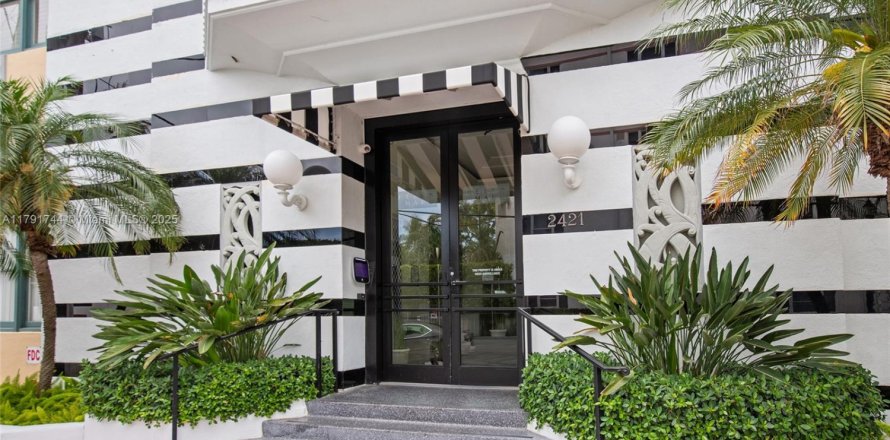 Estudio en el Condominio en Miami Beach, Florida  № 1863595