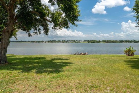House in Winter Haven, Florida 3 bedrooms, 204.01 sq.m. № 1813599 - photo 3