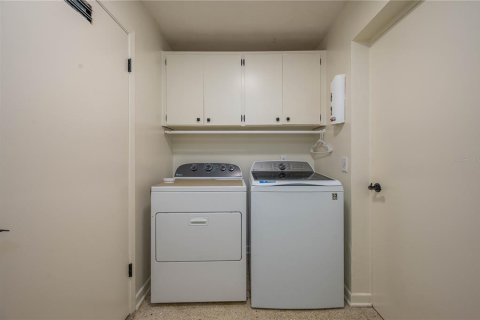 House in Winter Haven, Florida 3 bedrooms, 204.01 sq.m. № 1813599 - photo 27