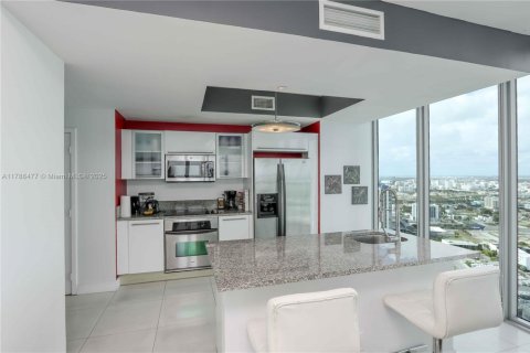 Condo in Miami, Florida, 2 bedrooms  № 1645157 - photo 7