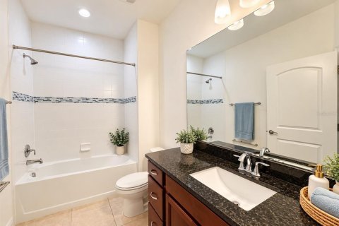 House in Port Orange, Florida 4 bedrooms, 176.14 sq.m. № 2393731 - photo 11
