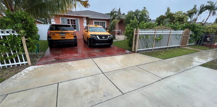 House in Miami Gardens, Florida 3 bedrooms, 153.1 sq.m. № 1830284