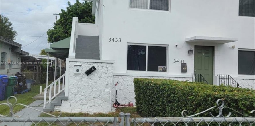 House in Miami, Florida 3 bedrooms, 77.2 sq.m. № 1965258