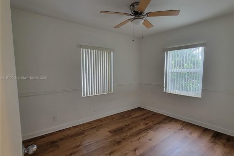 House in Miami, Florida 3 bedrooms, 77.2 sq.m. № 1965258 - photo 14