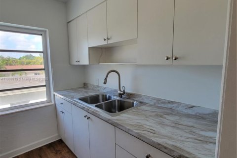 House in Miami, Florida 3 bedrooms, 77.2 sq.m. № 1965258 - photo 8