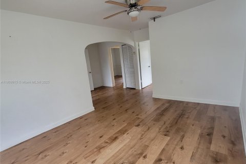 House in Miami, Florida 3 bedrooms, 77.2 sq.m. № 1965258 - photo 5