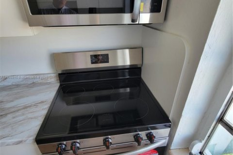 House in Miami, Florida 3 bedrooms, 77.2 sq.m. № 1965258 - photo 11