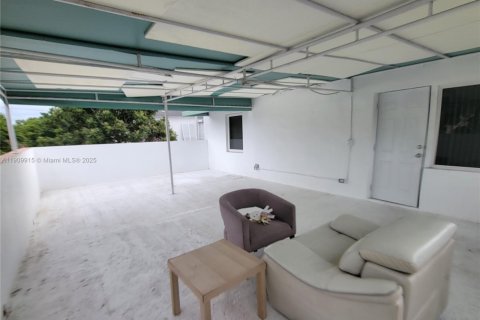 House in Miami, Florida 3 bedrooms, 77.2 sq.m. № 1965258 - photo 22