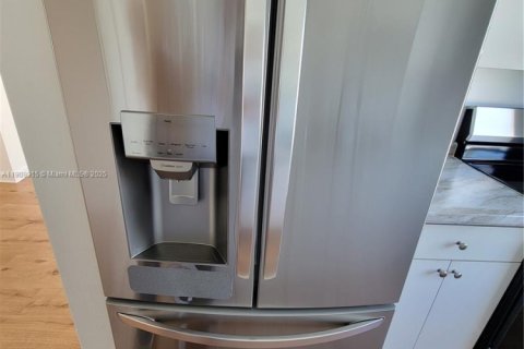 House in Miami, Florida 3 bedrooms, 77.2 sq.m. № 1965258 - photo 10