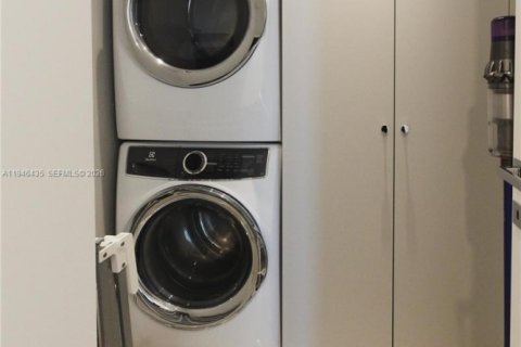 Condo in Miami Beach, Florida, 3 bedrooms  № 2002768 - photo 16