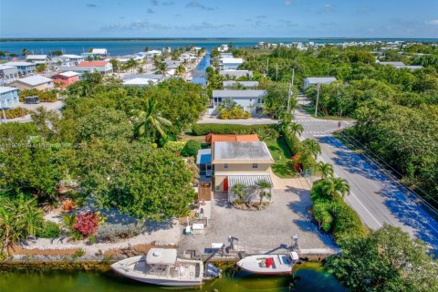 Casa en venta en Big Pine Key, Florida, 4 dormitorios, 201.23 m2 № 1975525 - foto 1